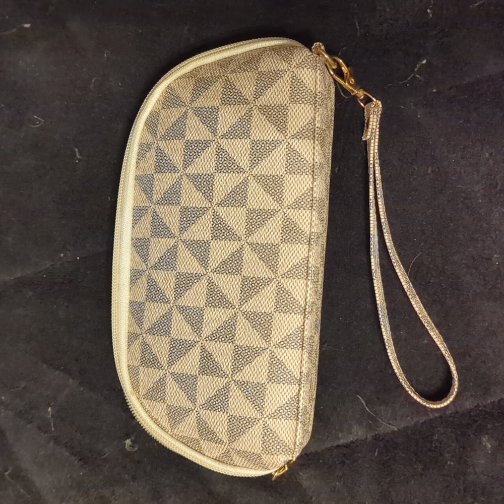 Wristlet
